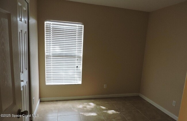 Building Photo - 765 Luminary Cir