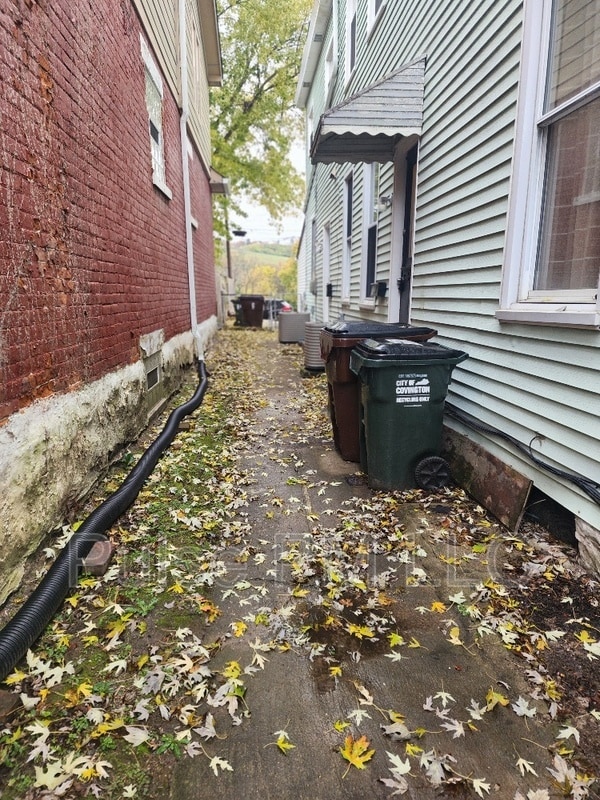 Building Photo - 1539 St Clair St