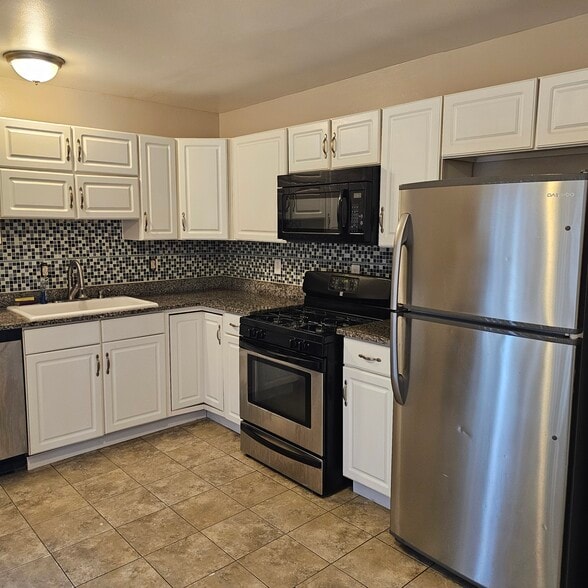 Building Photo - 2355 Briardale Ct