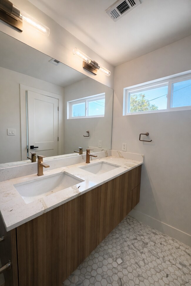 Building Photo - High-End New Construction Townhome Walk to UT!