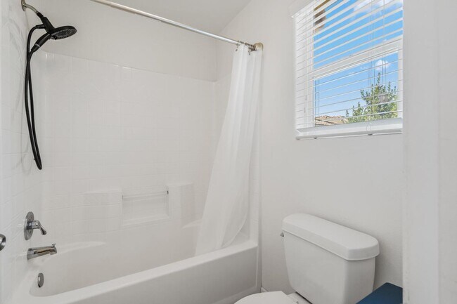 Building Photo - Newly Built 4/2.5 in Northwest Fresno Gate...