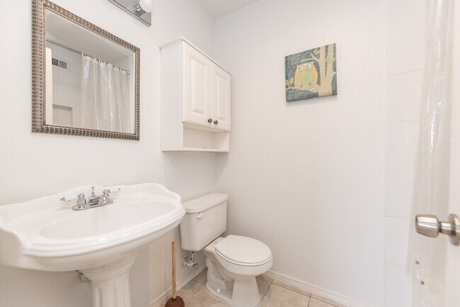 Building Photo - 2101 Fountain View Dr