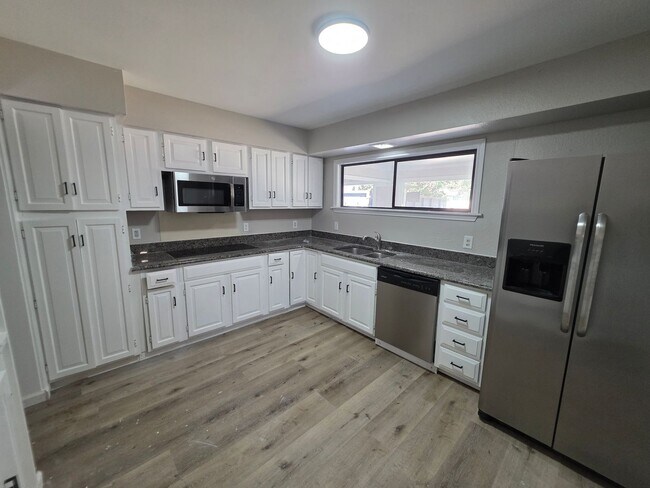 Building Photo - Spacious 3-Bedroom Home in Prime Irving Lo...