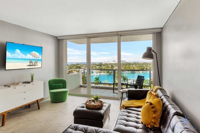 Primary Photo - 5151 Collins Ave
