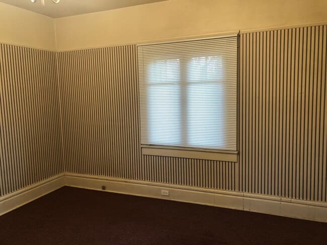 Building Photo - Large 4 bed/2 bath Farm House on River Rd.