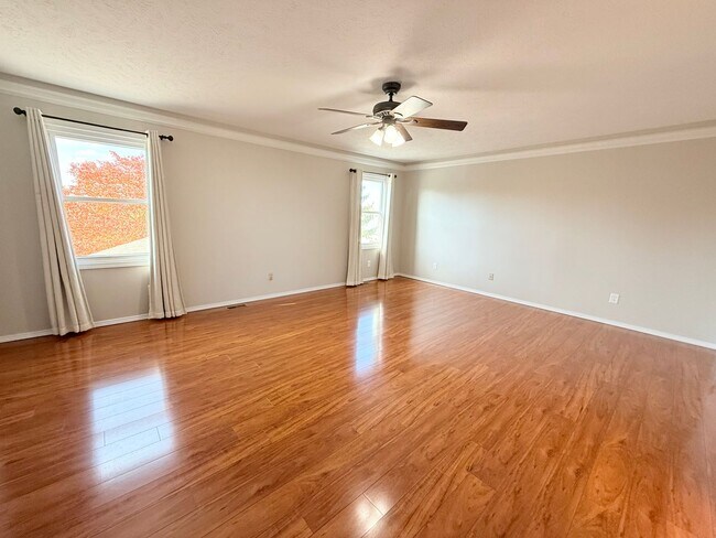 Building Photo - Stunning 5-Bedroom Home with Pool in Desir...