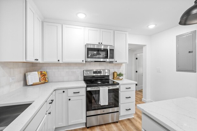 Building Photo - **NEW PRICE!!** Fantastic Fully-Renovated Home in Kingston Springs on Almost 1 Acre!