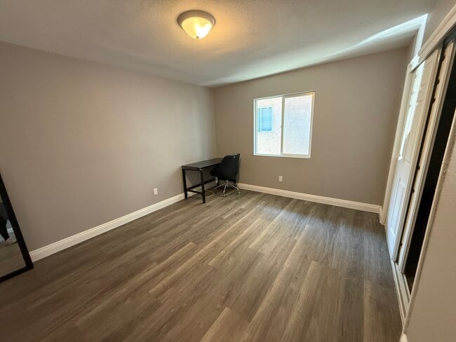 Building Photo - 3428 S Budlong Ave