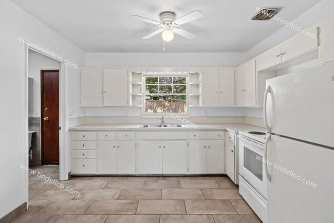 Building Photo - Charming 2-Bedroom Ranch with Garage & Fen...