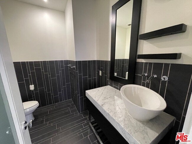 Building Photo - 727 W 7th St