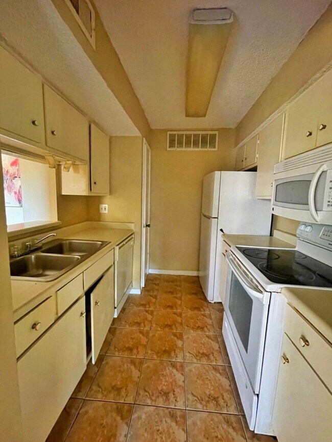 Building Photo - 2800 Jeanetta St