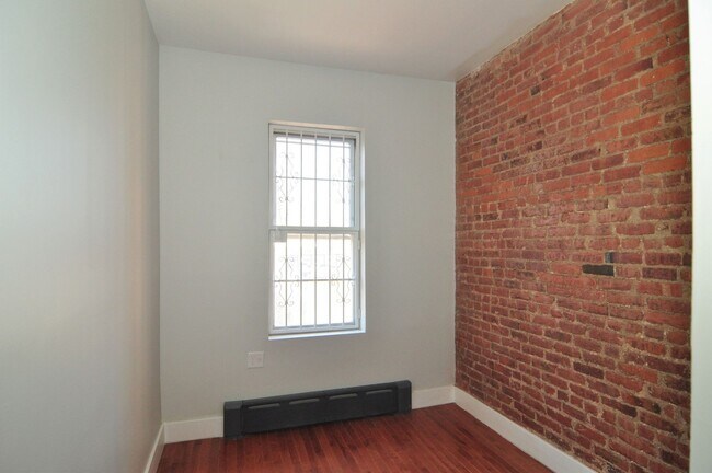 Building Photo - 506 E 188th St