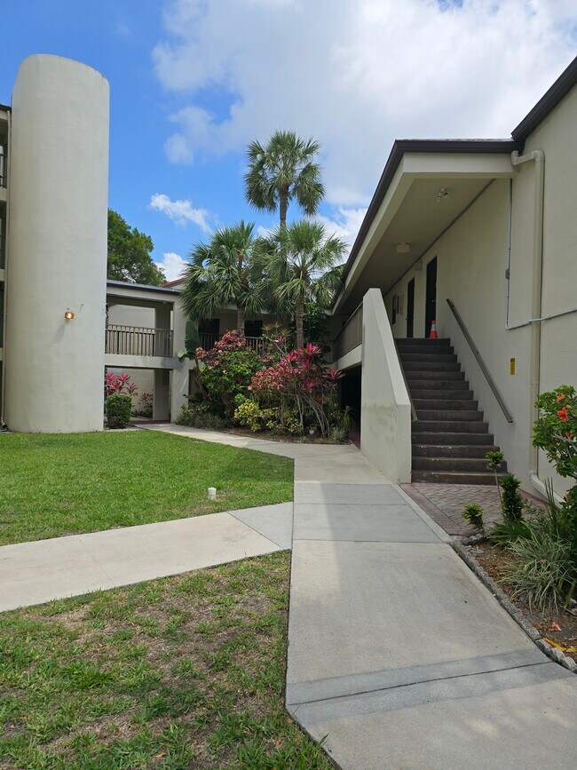 Building Photo - 2326 S Cypress Bend Dr