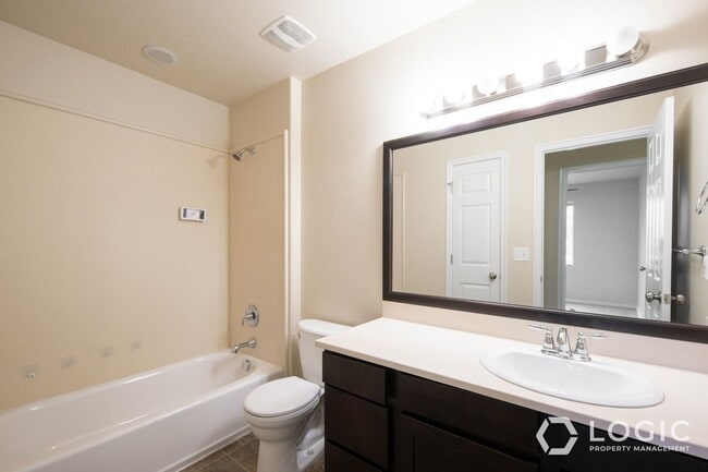 Building Photo - 692 W Chase Ln