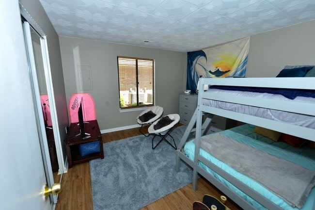 Building Photo - Just Blocks from Beach!