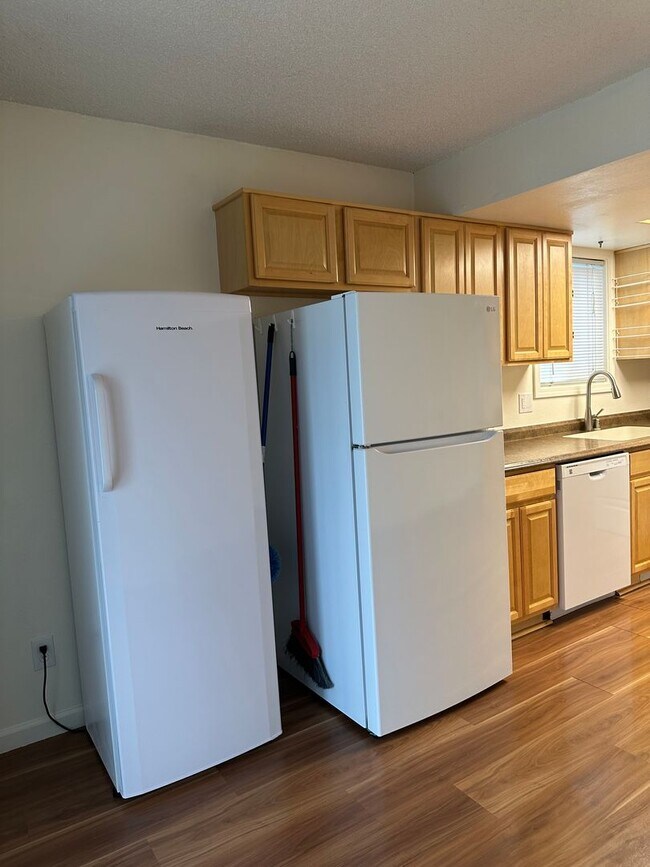 Building Photo - Fully Updated 3B/ 1BA Duplex| Washer and Dryer in unit| Huge fully fenced backyard w/ shed, garde...