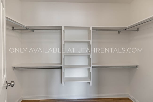 Building Photo - 211 Greenfield Cir