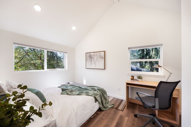 Building Photo - 11520 Roosevelt Way NE