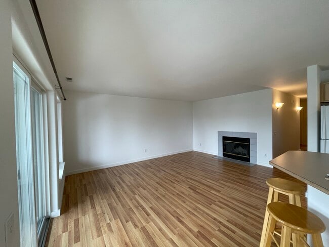 Building Photo - 2307 W Woodin Ave