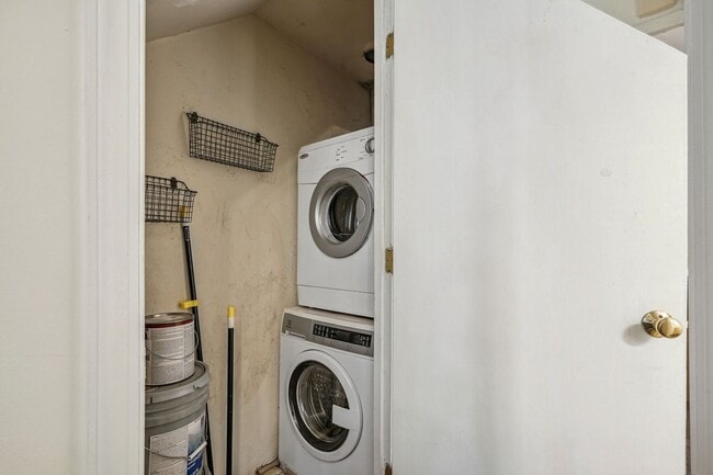 Building Photo - Available Now! 3 bedroom, 1.5 bathrooms hi...