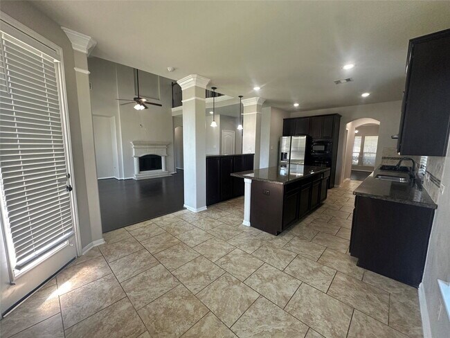 Building Photo - Spear Trail Court, Rosharon, TX 77583 - 4 BR 2.5 BA single-family home