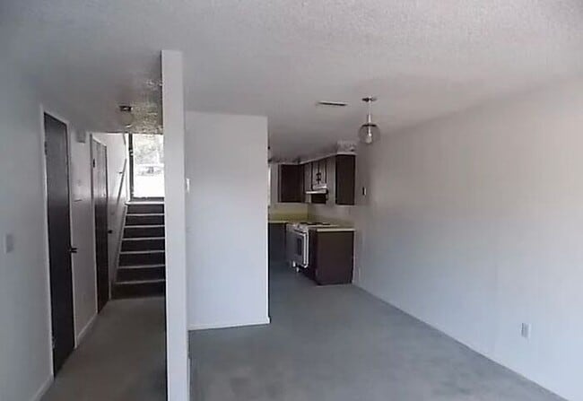 Building Photo - 2 Bedroom Townhome Near CMU
