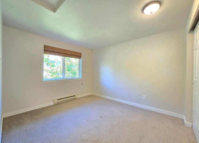 Building Photo - 2 Bedroom Condo Available in Kenmore