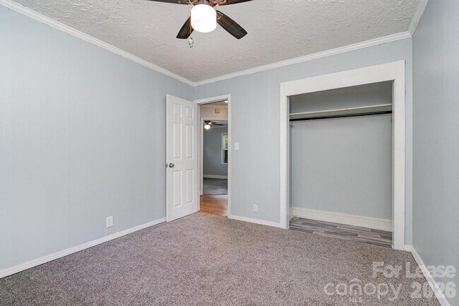 Building Photo - 1005 Home Trail