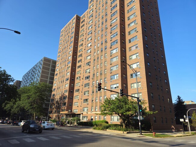 Building Photo - 2909 N Sheridan Rd