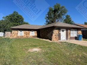 Building Photo - Large 4 Bedroom Home