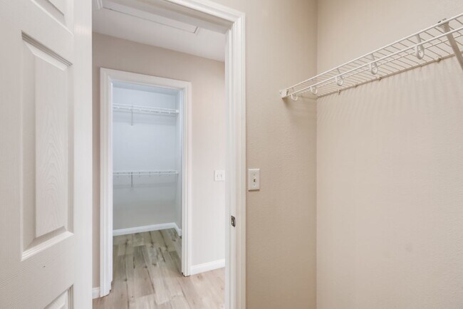 Building Photo - Beautiful 3 bedroom, 2.5 bath 2 story home!
