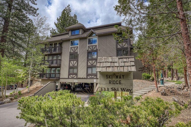 Building Photo - Adorable Condo w Elevator & Open Condo Garage
