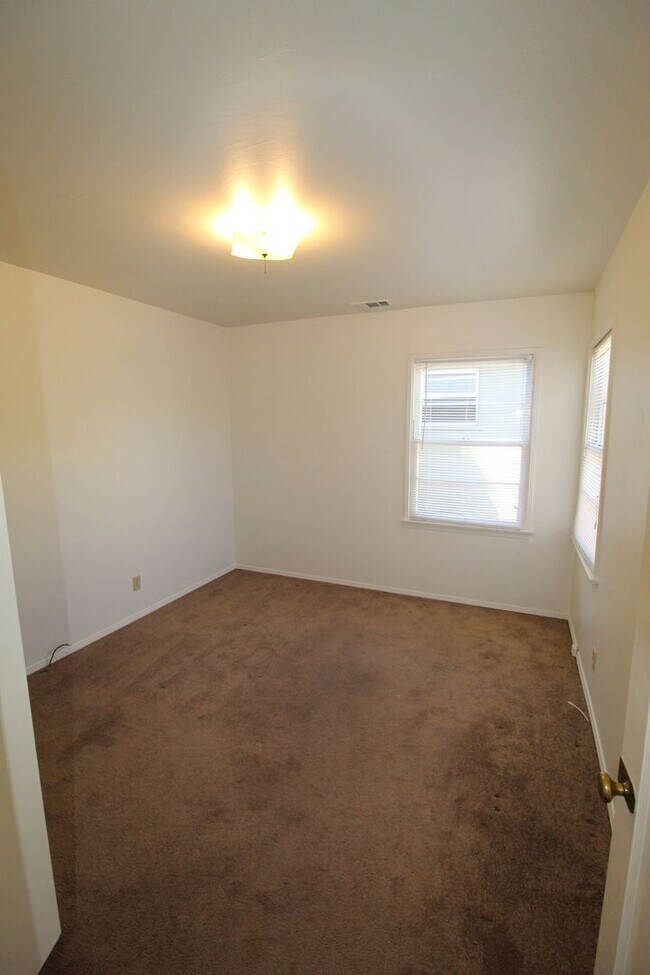 Building Photo - Charming Midtown Ventura Home- 3 Bedroom + 1.75 Bath