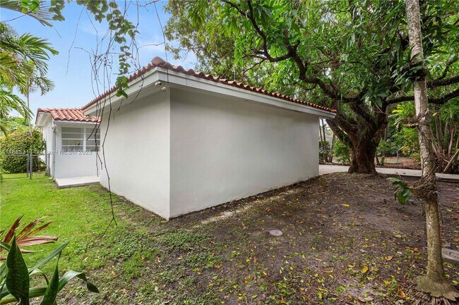 Building Photo - 3018 Coconut Grove Dr