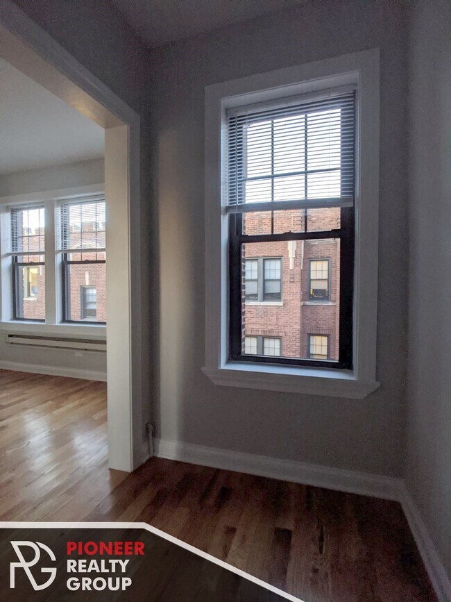 Building Photo - 4407 N Wolcott Ave