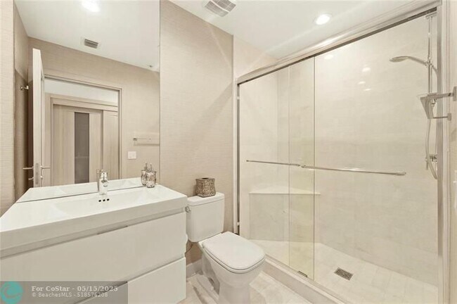 Building Photo - 17301 Biscayne Blvd