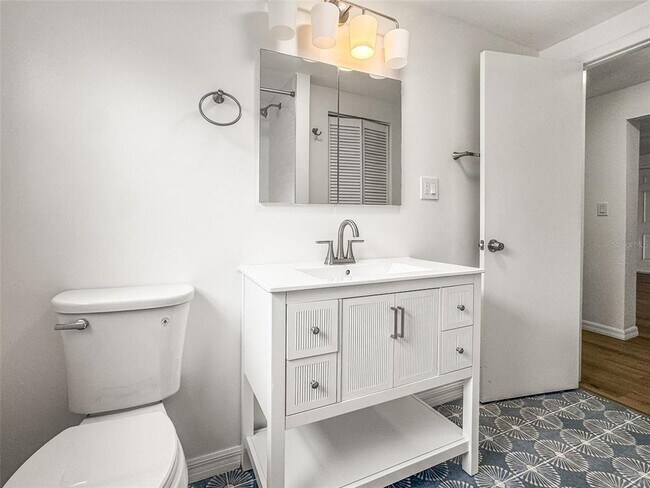 Building Photo - 2955 Bay View Dr