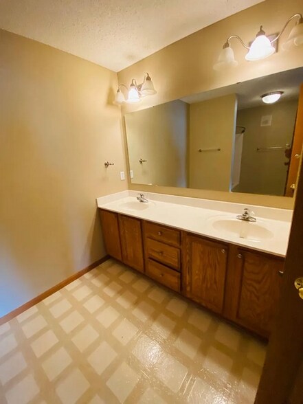 Building Photo - 3128 Juniper Ln