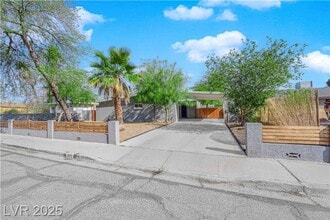 Building Photo - A Must See!! 5 bedroom 3.5 Bathroom home in Paradise