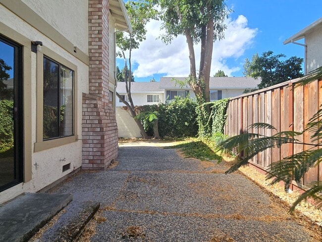 Building Photo - Spacious 2-Story Townhome, 2122 Sq Ft, End...