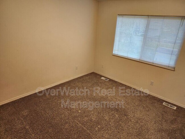 Building Photo - 705 Pearl Dr