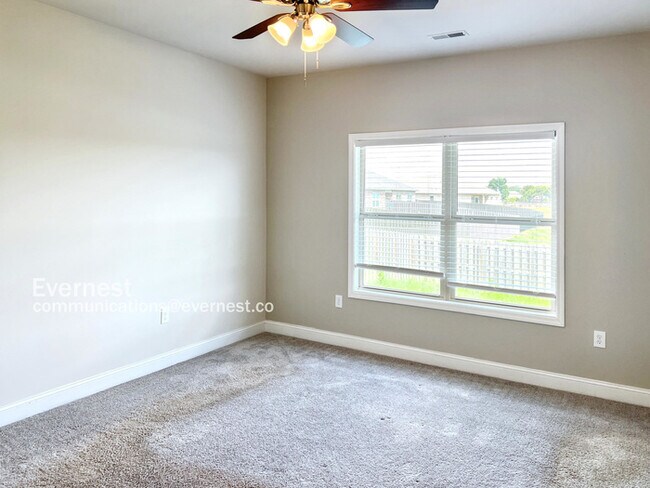 Building Photo - 104 Elaina Grey Ct