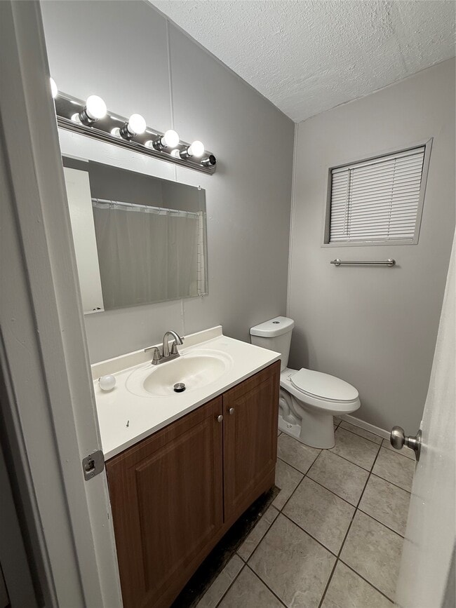 Building Photo - 5519 Mendota Ln