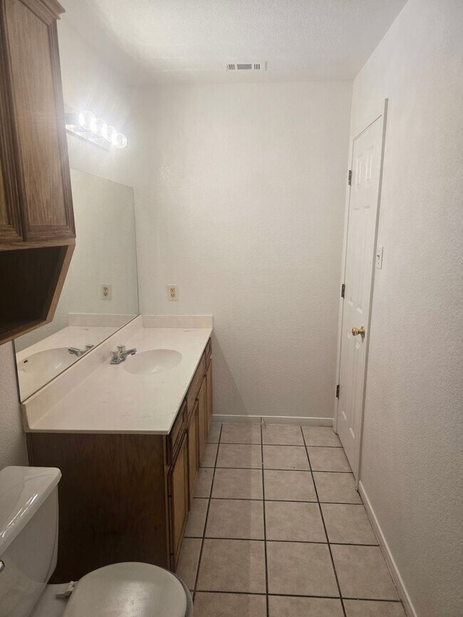 Building Photo - 1602 Van Zanten Dr