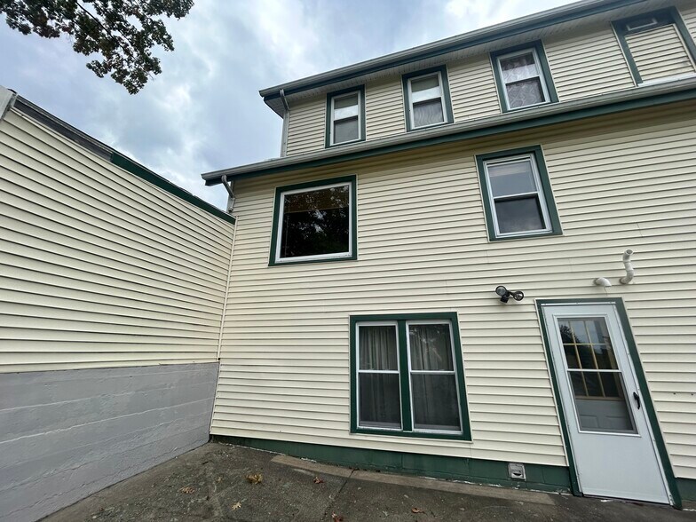 Building Photo - 1536 W 45th St