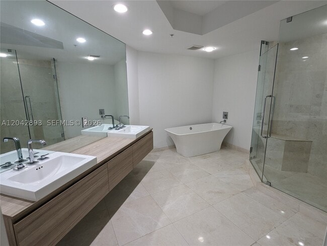 Building Photo - 17111 Biscayne 1011