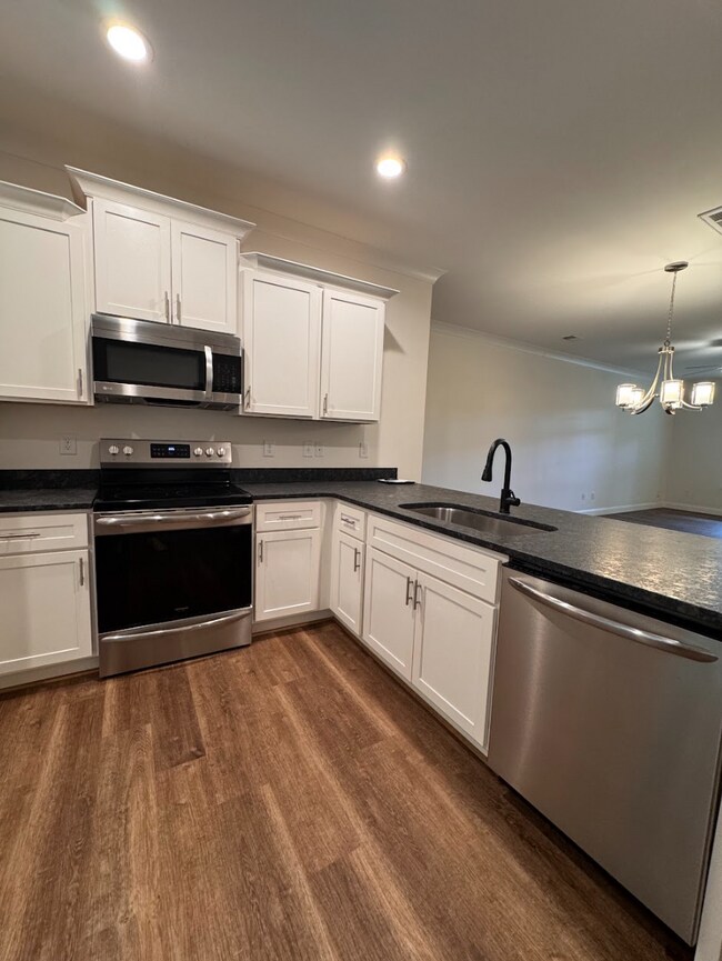 Building Photo - 4 BEDROOMS. 3 BATHS. TRAVELERS REST.