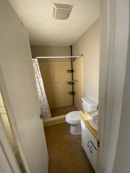 Building Photo - 1015 Eastview Rd NE