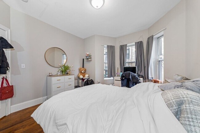 Building Photo - 4 BED 2 BATH MISSION HILL