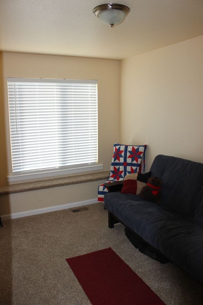 Building Photo - 3 BEDROOM HOME IN WIDEFIELD!!